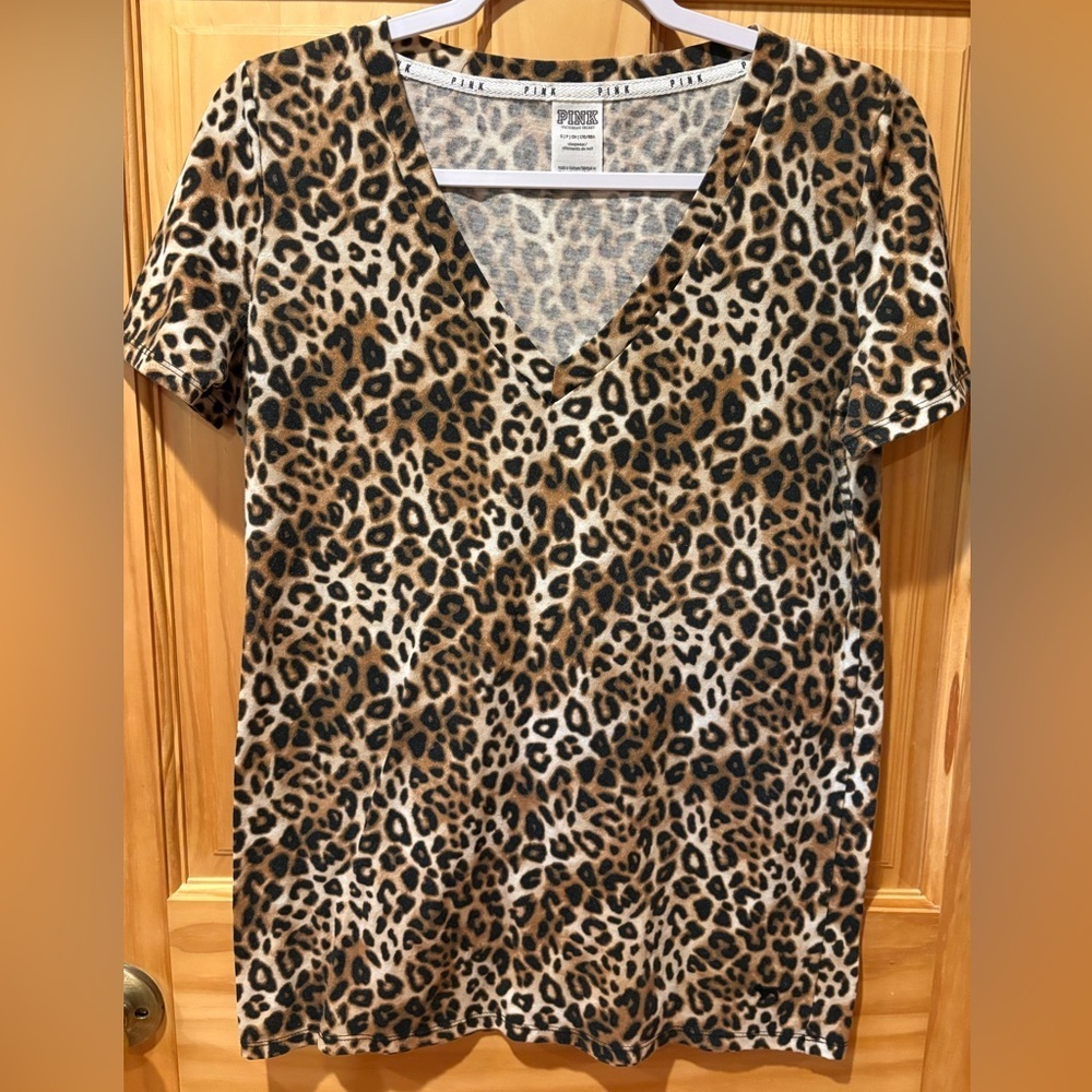 Leopard Animal Print V-neck Short Sleeve
Shirt Victoria's Secret PINK Size Small